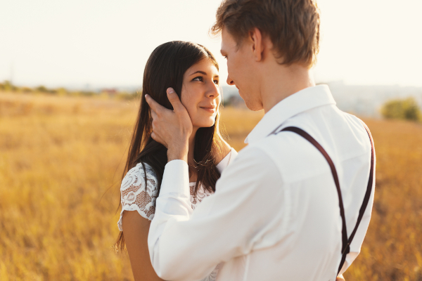 男性が女性の髪を触る心理には恋愛感情が含まれている？
