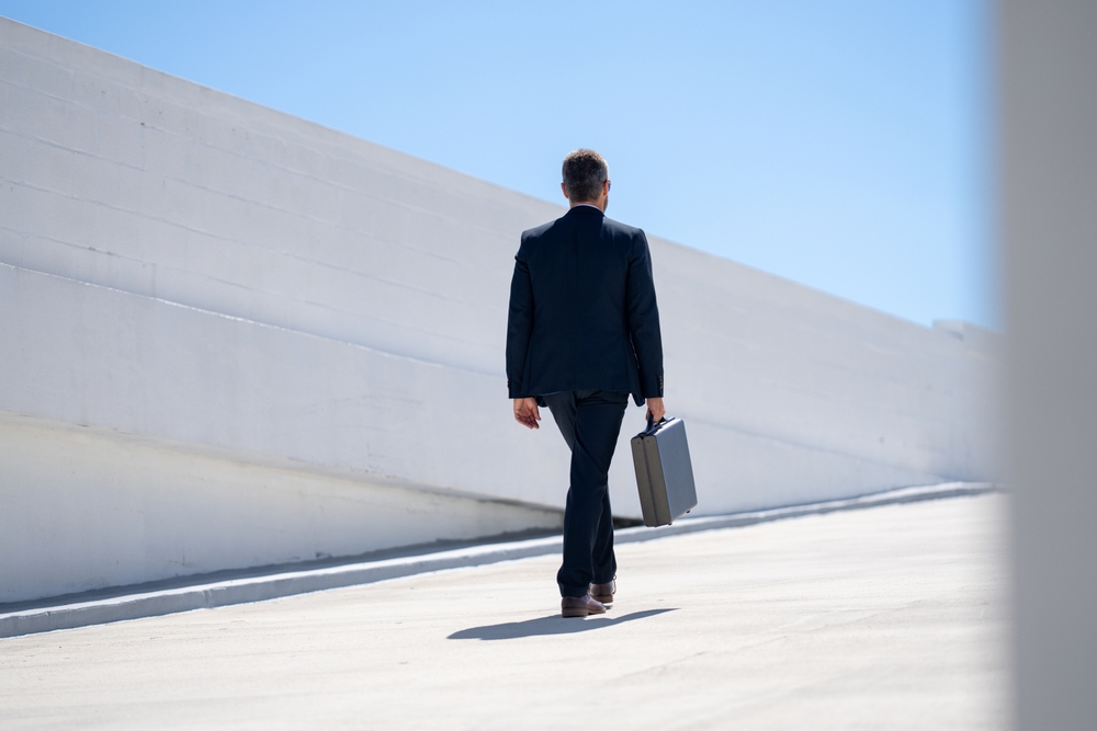 後ろに立つ男性心理に隠れた思いは？理解をするためのポイント