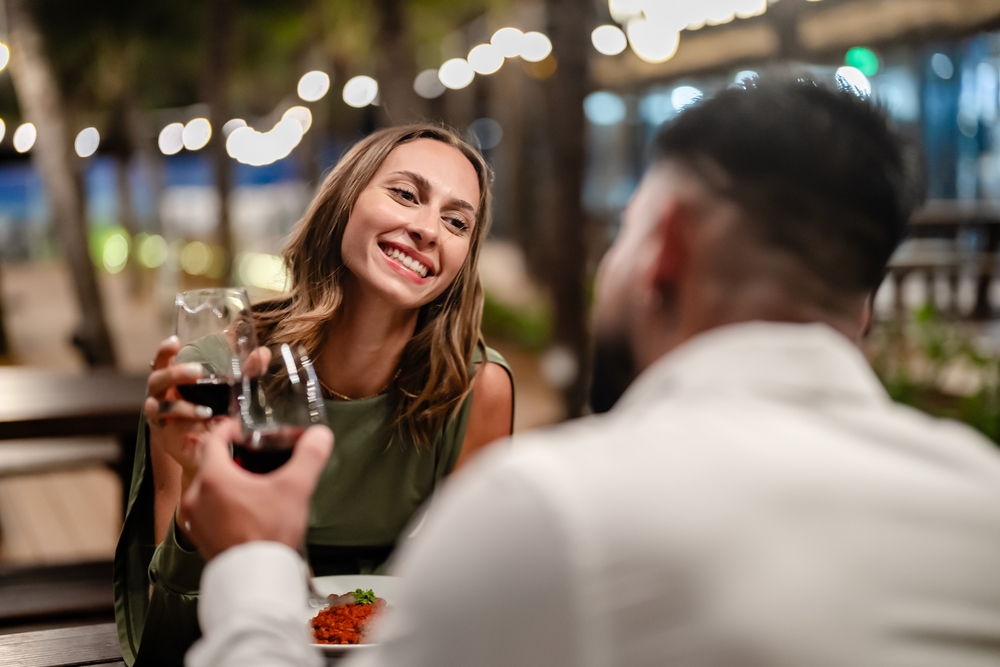 付き合ってないのにハグを男性からする心理は？上手な対応の仕方とは
