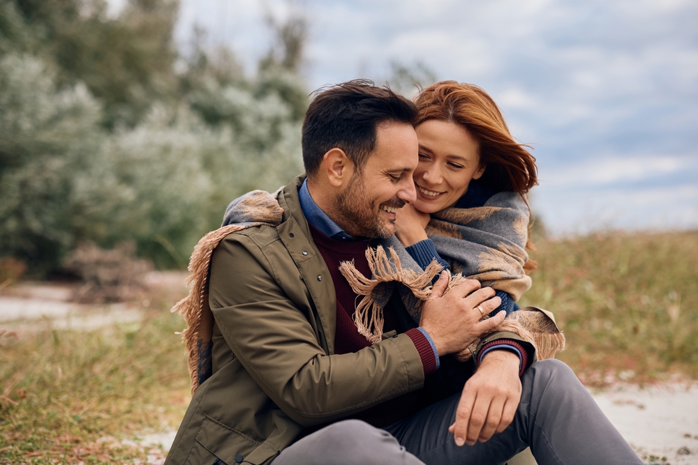 付き合ってないのにハグを男性からする心理は？上手な対応の仕方とは