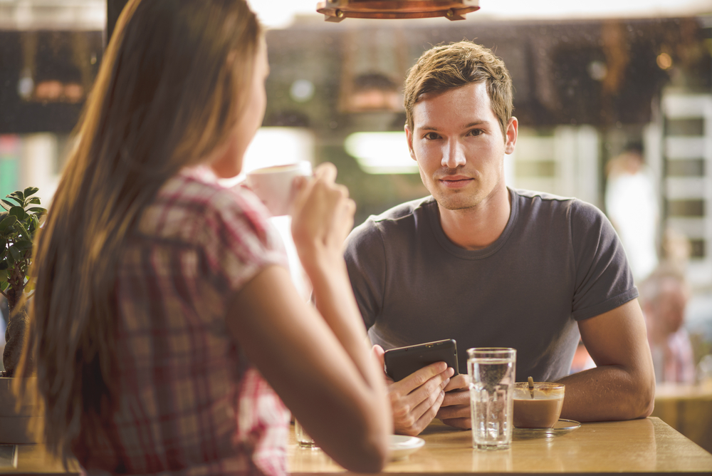 付き合う前にスキンシップする男性心理は？距離を保つコツについて