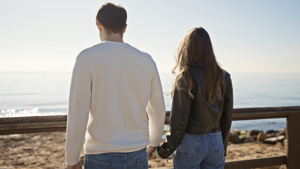 付き合う前にスキンシップする男性心理は？距離を保つコツについて